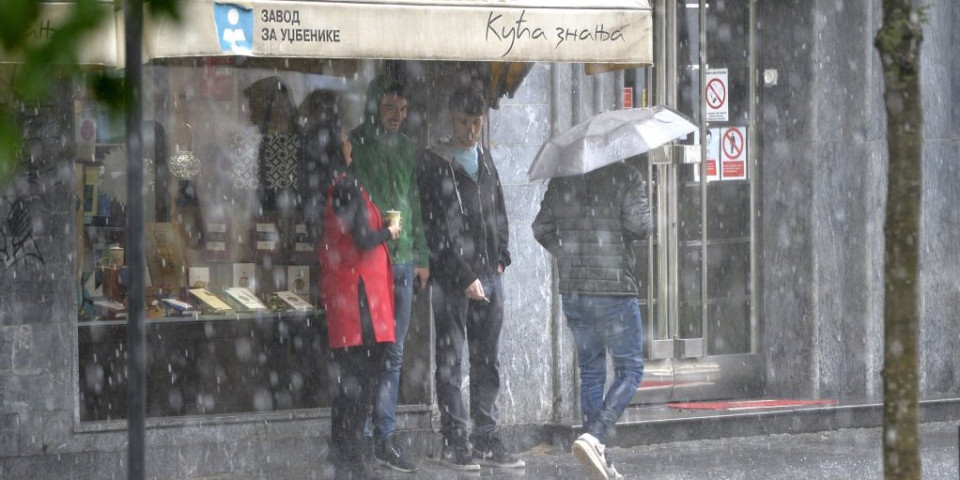 RHMZ NAJAVIO PLJUSKOVE SA GRMLJAVINOM: Temperatura pala za 10 stepeni, najviše padavina se očekuje u ovim delovima Srbije