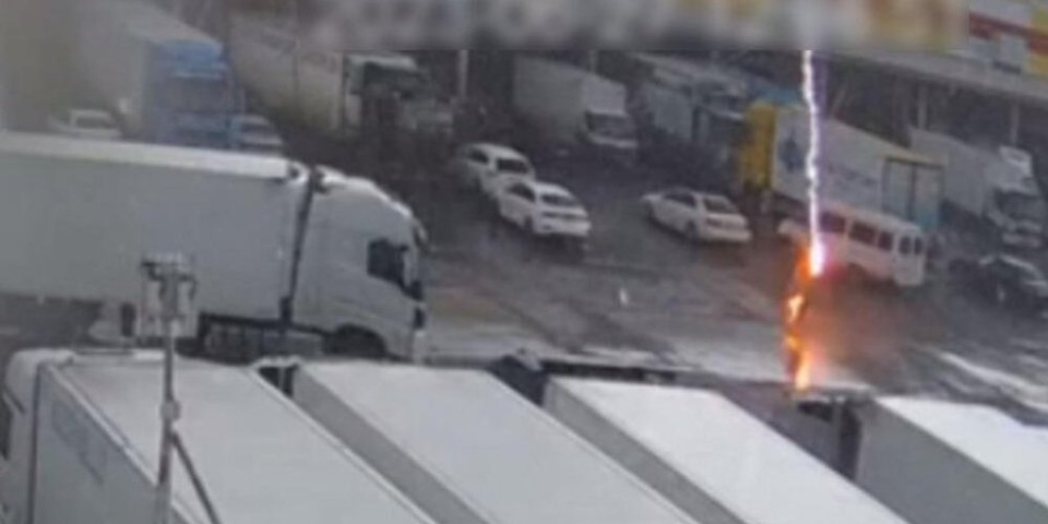 (VIDEO) Horor u Rusiji! Grom pogodio čoveka direktno u glavu, kamere zabeležile jeziv prizor!