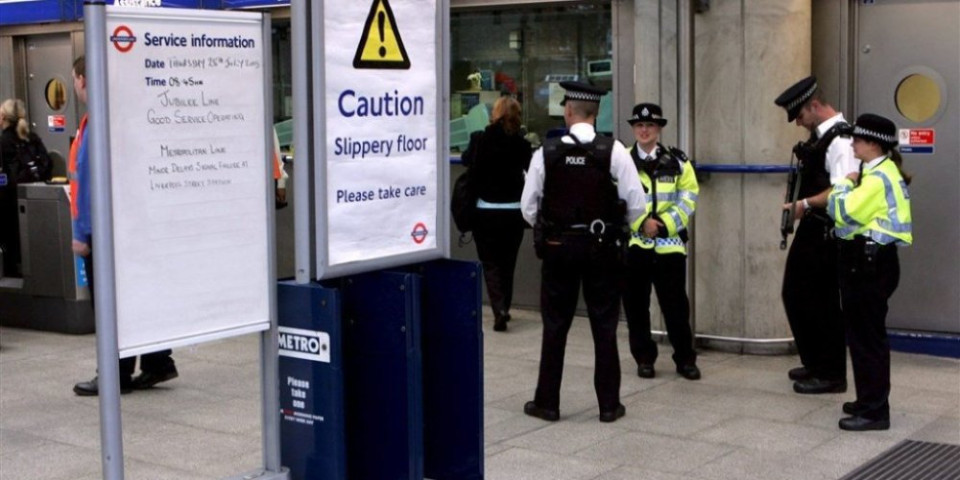 Samoubistvo u londonskom metrou: Čovek se izbo nožem nasmrt, ljudi u panici bežali na sve strane!