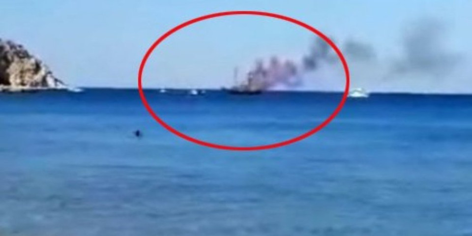 (VIDEO) Gori turistički brod, putnici skakali u more da se spasu!