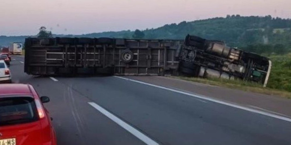 Prevrnuo se kamion kod Malog Požarevca! Velika gužva na autoputu (FOTO/VIDEO)