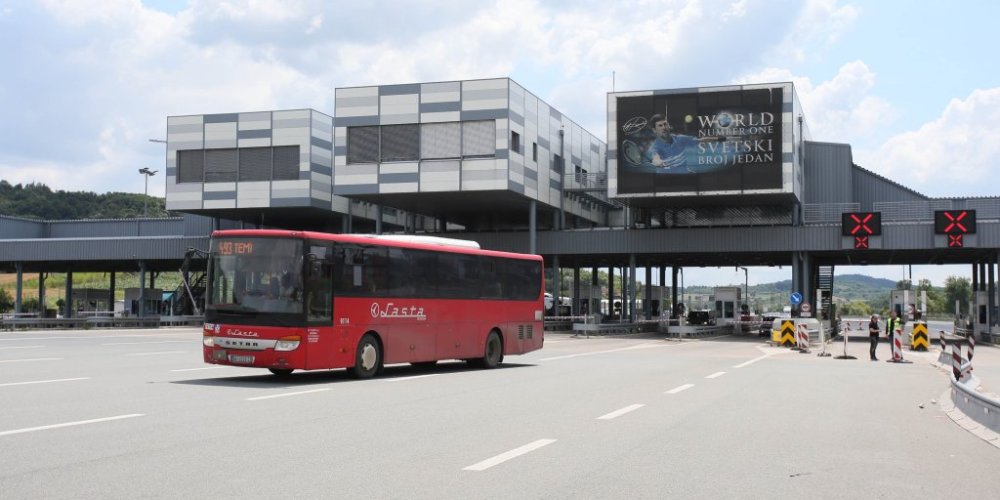 Pripremite se za polazak na put! Iz AMSS upozoravaju: Teretnjaci na ovom prelazu čekaju satima!