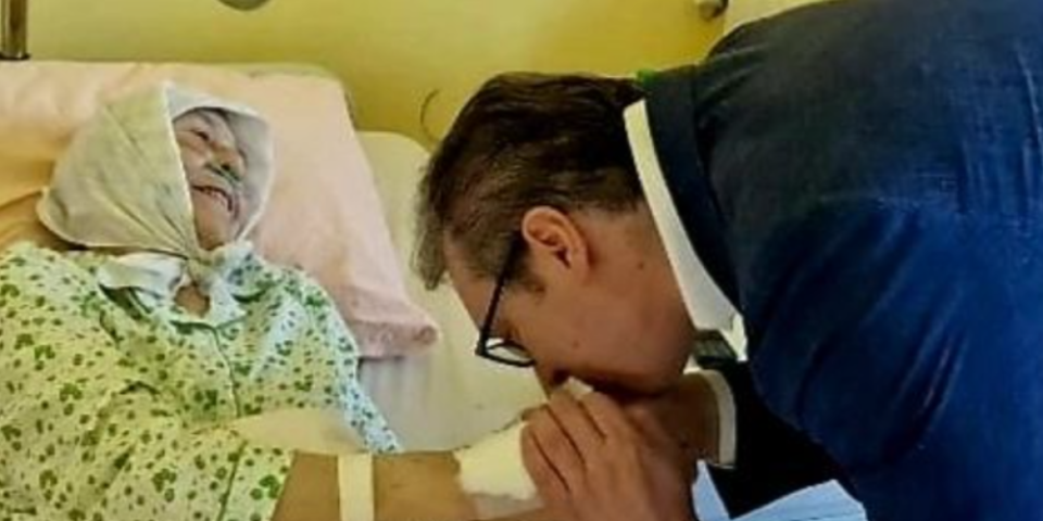 Poželeo sam joj od Boga zdravlje, jer spokojan i vedar duh već ima! Vučić posetio u bolnici igumaniju Pećke patrijaršije! (FOTO)