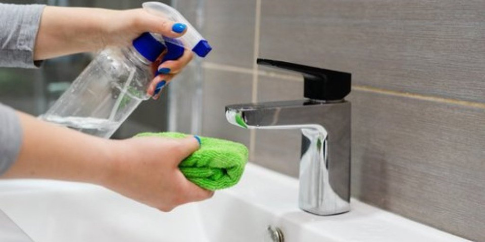 Očistite kamenac u kupatilu Primenite trik od pet sekundi (VIDEO)