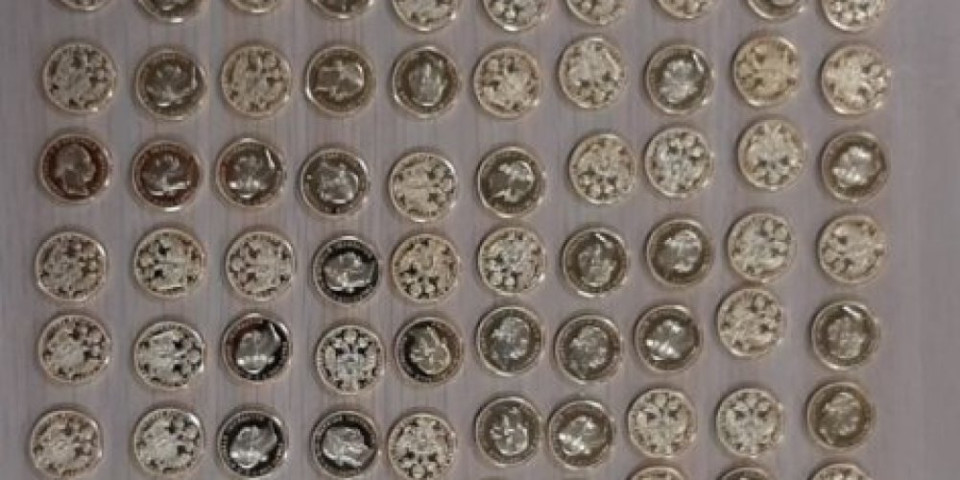 Na Batrovcima otkrivena 193 zlatna novčića: U instrument tabli kombija sakrio kilo zlata!