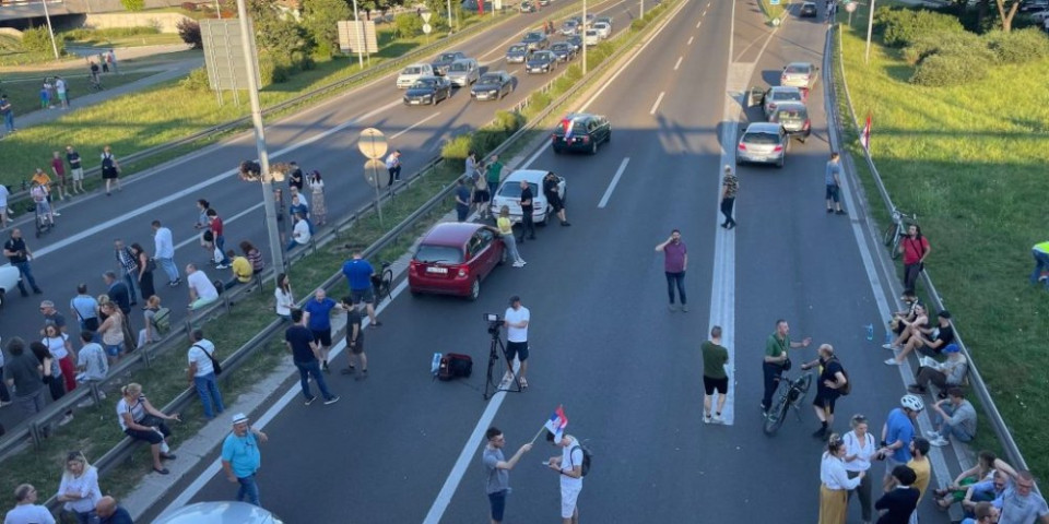 (FOTO) Pogledjate kako mali broj bahatih ljudi maltretira celu Srbiju!