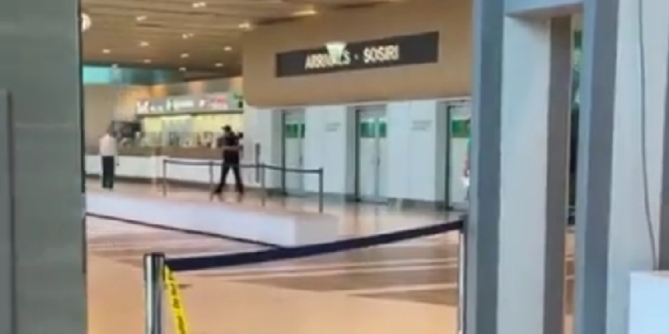 Isplivao jeziv snimak napada na aerodromu u Kišnjevu: Policija opkolila napadača, čuju se pucnji (VIDEO)