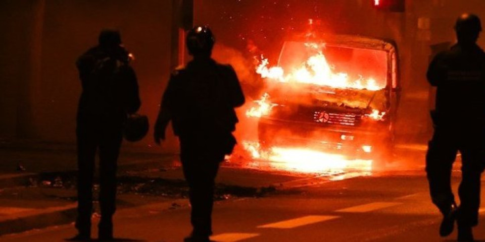 (VIDEO) Strava i užas u Francuskoj! Nasilnici upali u kuću gradonačelnika, napali mu ženu i decu!