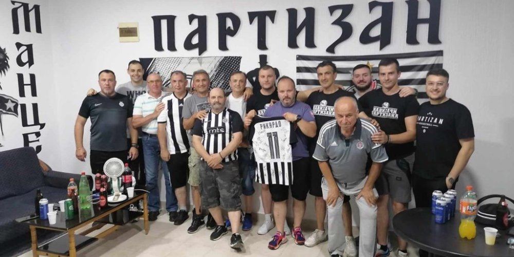 Partizanov dres s potpisima fudbalera dostigao neverovatnu sumu! Na licitaciji za lečenje malog Vukašina, čovek iz Njujorka ponudio najviše (FOTO)