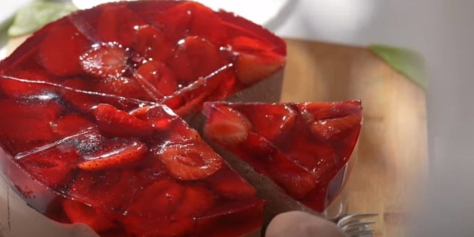 Kolač od čokolade i jagoda! Fantazija ukusa  - voćni fil i žele ga čine sočnim i neodoljivim (VIDEO)