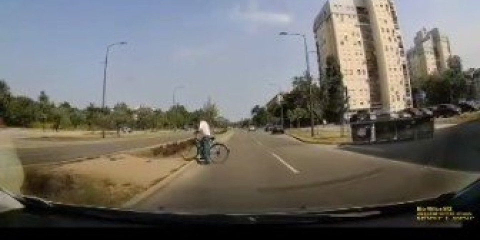 Da li je ovaj normalan? Gurao bicikl preko bulevara kao da je na plaži (VIDEO)