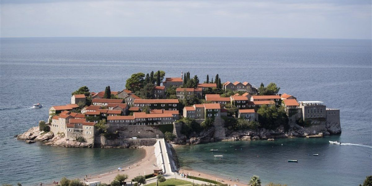 Udaranje po ušima! Posle dve godine Sveti Stefan otvoren za posete - cena obilaska ''prava sitnica''