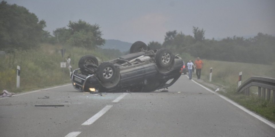 Teška nesreća kod Negotina! Žena mortus pijana sletela kolima s puta, suvozač poginuo na mestu!