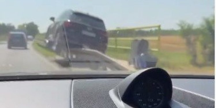 Saobraćajna nezgoda kod Vrbasa! Luksuzni džip "nasadio" na bankinu (VIDEO)