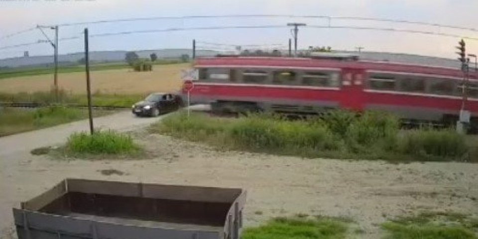 Užasan snimak sa pružnog prelaza u Lozoviku! Voz smrskao automobil (VIDEO)