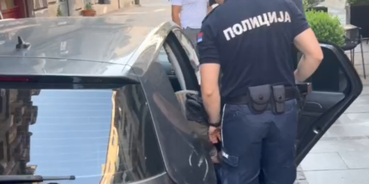 Pokrivena glava i lisice na rukama: Pogledajte hapšenje ubice u centru Beograda (VIDEO)
