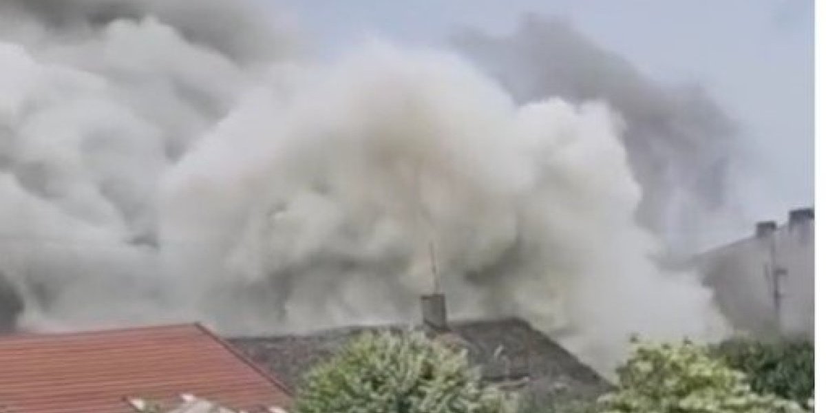 Požar u centru Rume! Vatrogasci se bore sa vatrenom stihijom (FOTO/VIDEO)