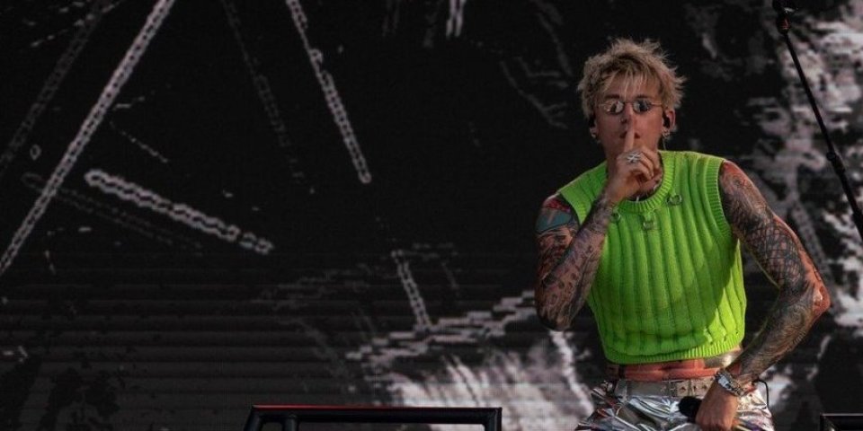 "Ostvarujem snove!" Pevač udario šamar fanu za vreme nastupa (VIDEO)