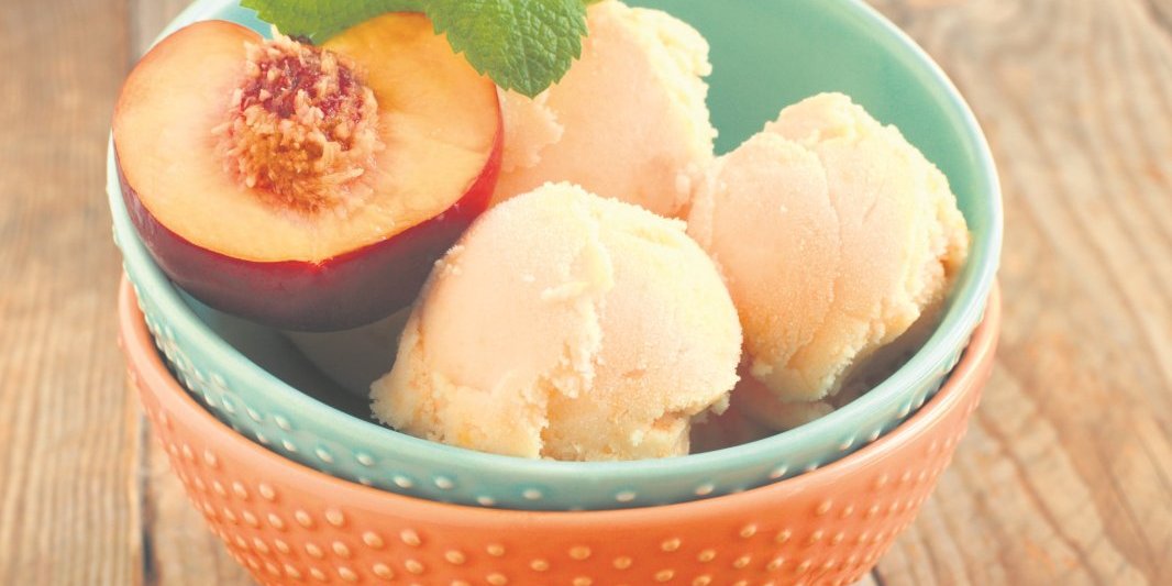 Domaći sladoled od breskve: Ukusna letnja poslastica za koju vam trebaju 3 sastojka (VIDEO)