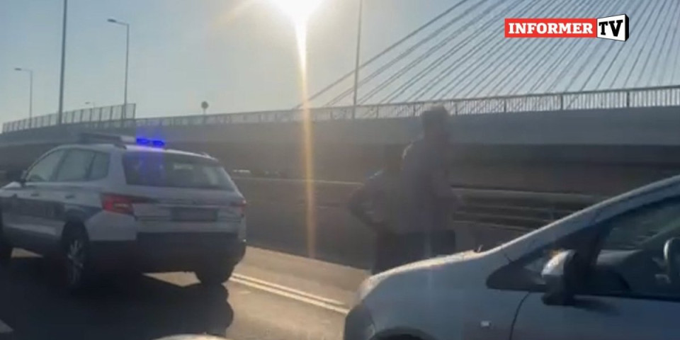 Karambol kod Mosta na Adi: U sudaru učestvovala tri automobila i autobus (VIDEO)