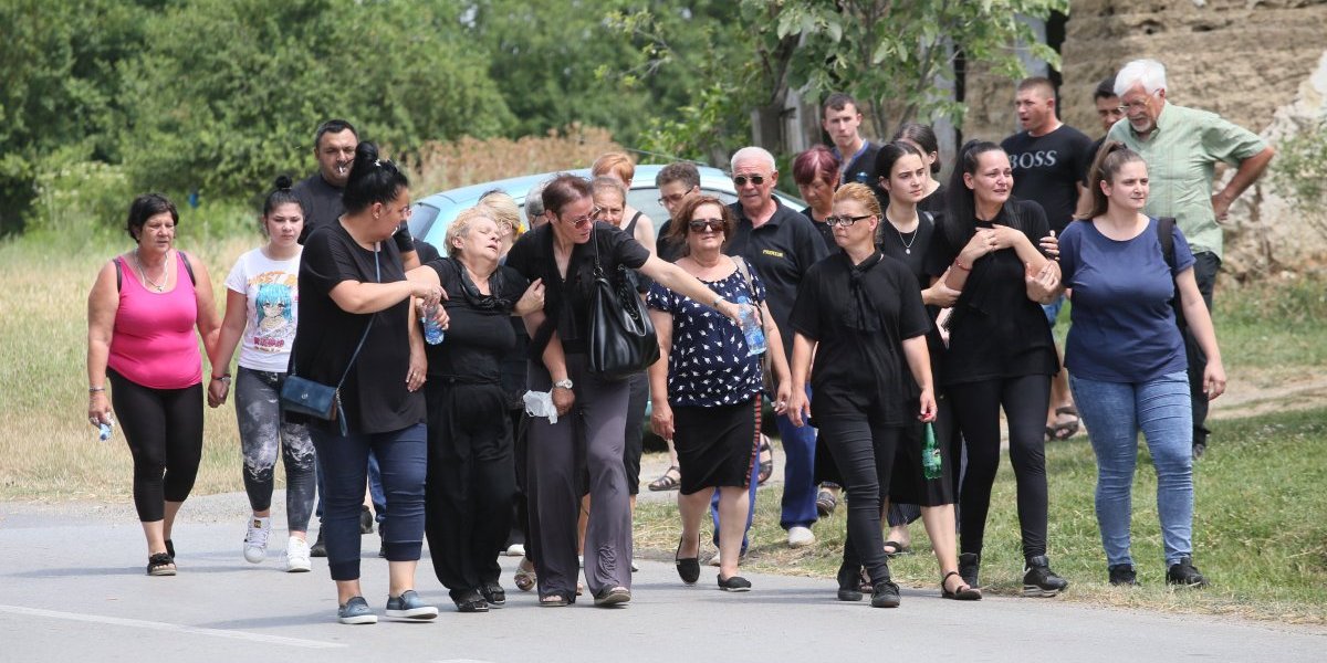 (VIDEO/FOTO) "Jooj dete moje jadno što mi ode": Jauci Noine majke i bake na groblju u Kovilju: Jezivu tišinu prekidaju i zvuci trubača