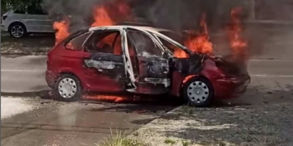 (VIDEO) Zapalio se automobil na auto -putu na Dušanovcu