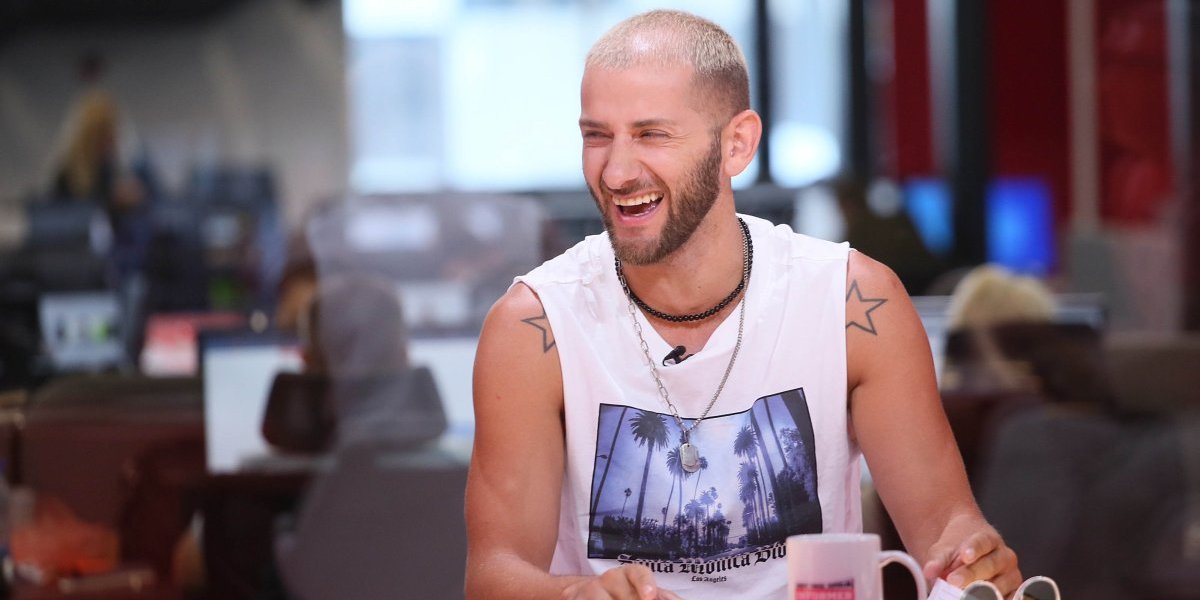 Razgolitio se pevač: Na sebi ima samo malo tkanine, žene balave zbog prizora (FOTO)