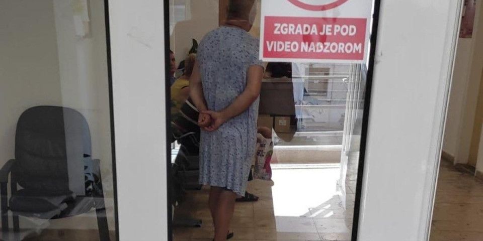Muškarac u haljini čekao red u PIO fondu: Postao zvezda društvenih mreža zbog genijalne ideje (FOTO)