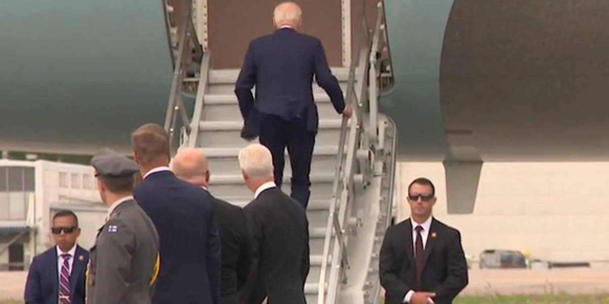 Bajdena opet izdale noge: Predsednik SAD umalo ponovo da se surva niz stepenice dok se peo u avion (VIDEO)