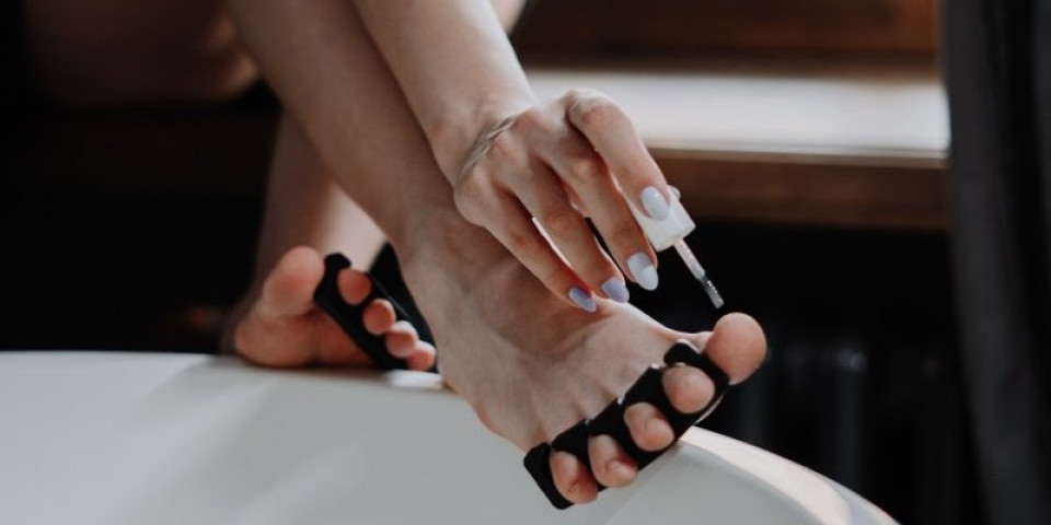 Najmoderniji  pedikir za leto 2025: 5 boja i stilova koji će vašim stopalima dati poseban pečat (FOTO)