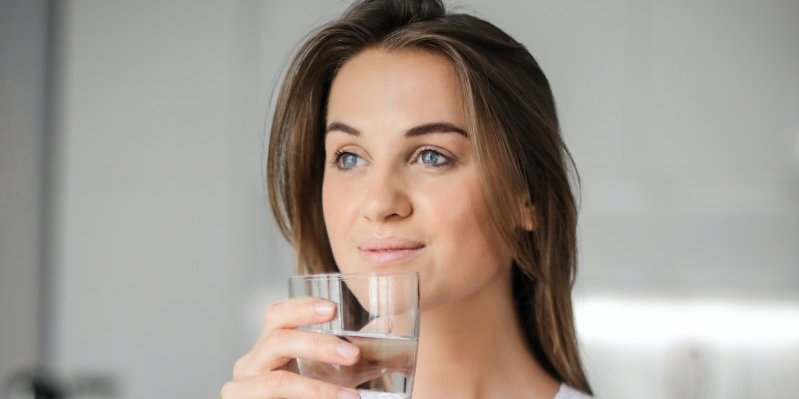 Znate li koliko vode treba da pijete? Nije 8 čaša - evo kako se računa i kako da povećate unos