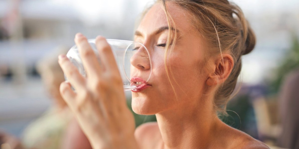 Kako da znate da pijete previše vode? Znaci i simptomi koji upozoravaju