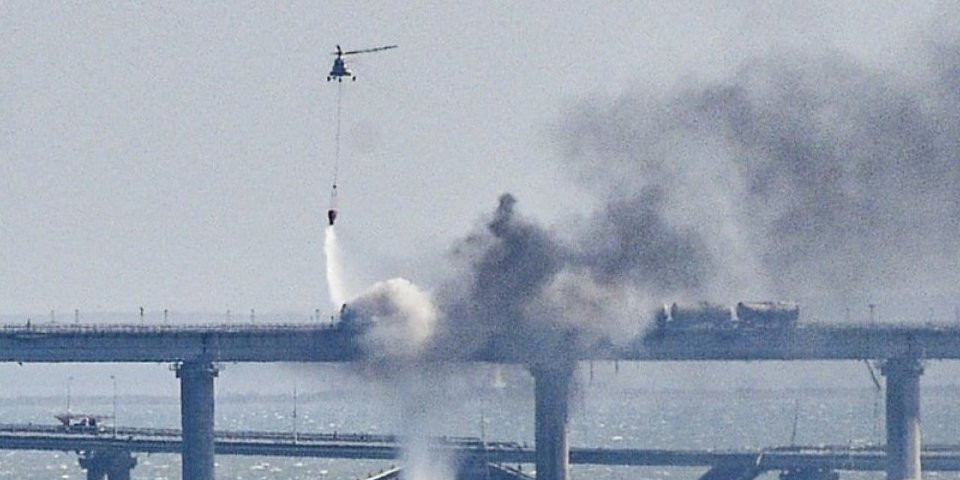 (VIDEO) Kamikaza-dronovi na Krimski most lansirani sa ukrajinskog broda koji je prevozio žito?! Navodio ih "Starlink"?!