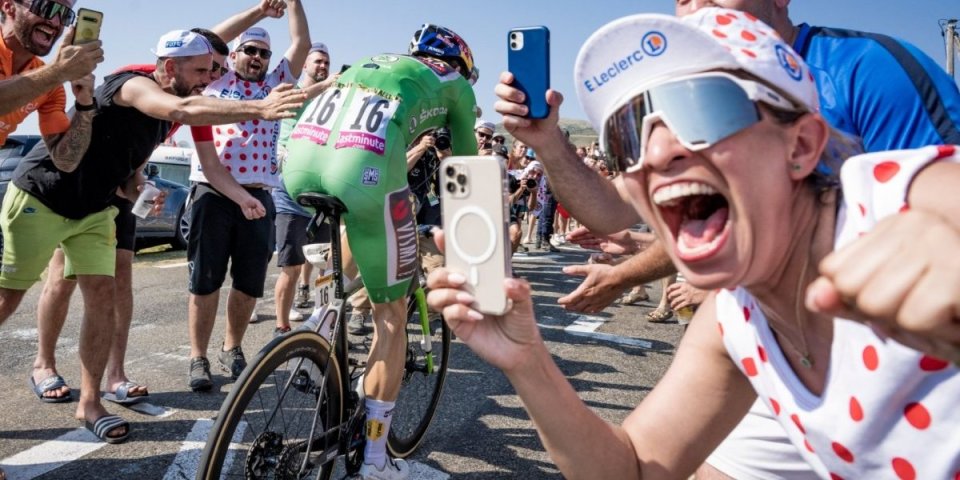 Haos na Tur de Fransu: Zbog selfija došlo do teškog udesa (FOTO/VIDEO)