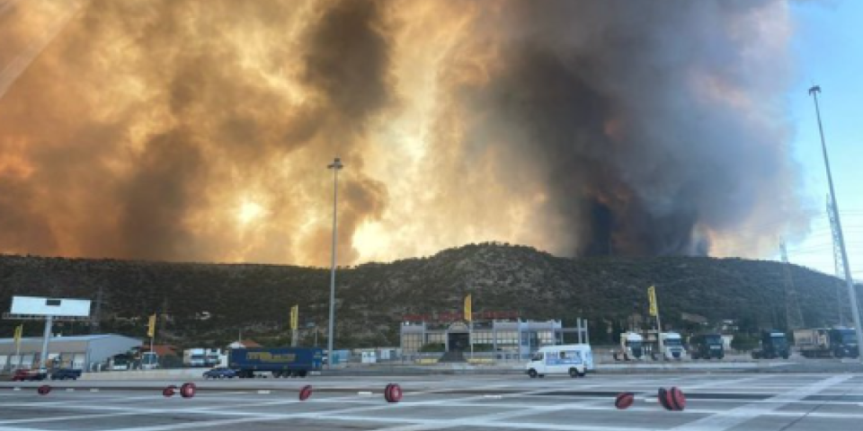 (VIDEO) Požari u Grčkoj ne jenjavaju! Naređena evakuacija u gradovima regiona Kuvaras: Vatrenu stihiju gasi 150 vatrogasaca sa kolegama iz Rumunije!