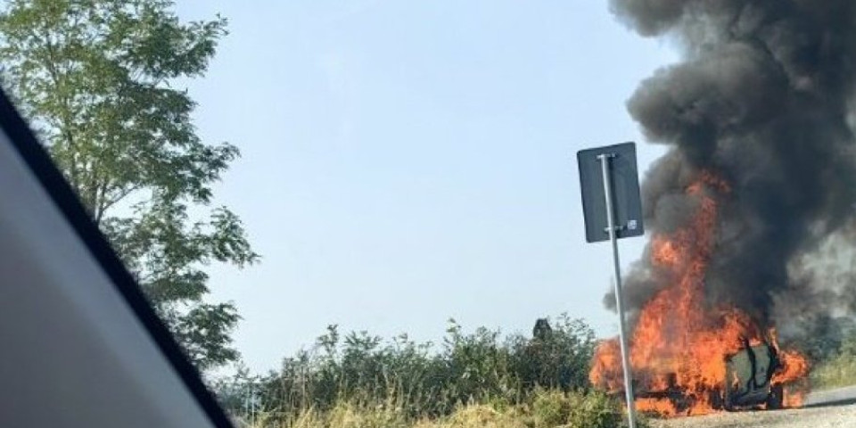 Drama u Vladimirovcu! Automobil se zapalio u trenu, žena i dete se spasili u poslednjem trenutku (VIDEO)
