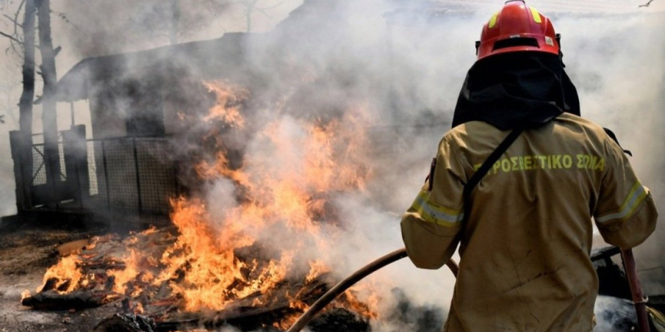 Srbi ne odustaju od letovanja! Zastrašujući požari u Grčkoj - Od dima ne može da se diše, a pepeo pada na sve strane!