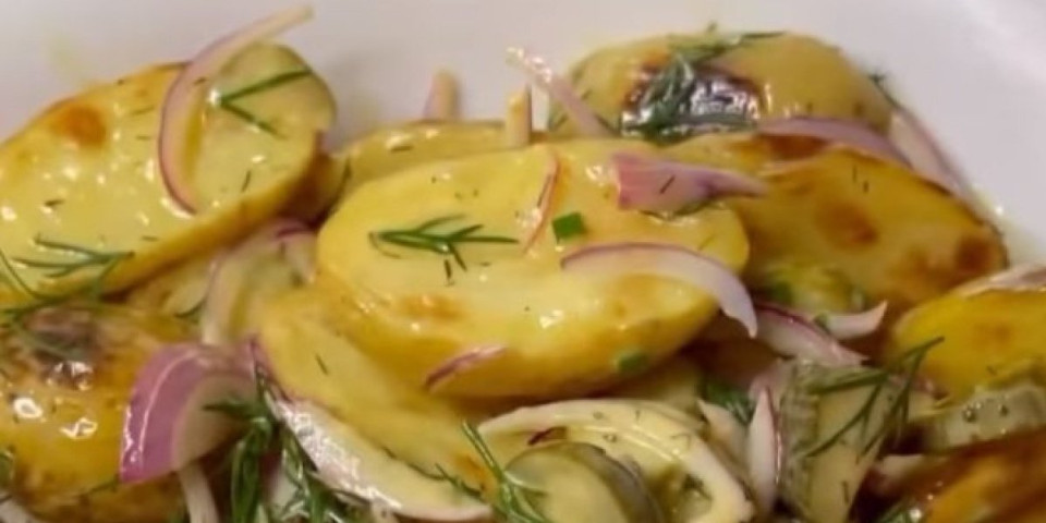 Slasno je, kao što izgleda! Napravite najukusniju krompir salatu - nećete moći da se zaustavite (VIDEO)
