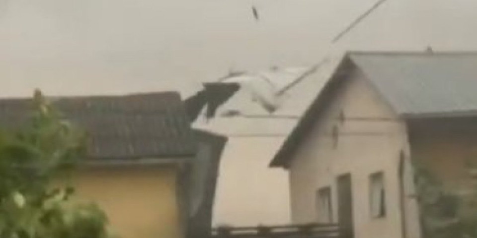 Razorna oluja ruši sve pred sobom! Dramatični snimci iz Mačvanskog Prnjavora, Vrdnika, Mitrovice: Krov otišao u paramparčad (VIDEO)