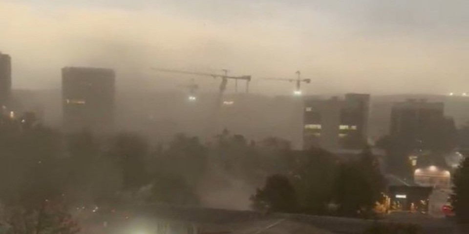 Pao kran na Novom Beogradu: Snažna oluja nosi sve pred sobom (VIDEO)