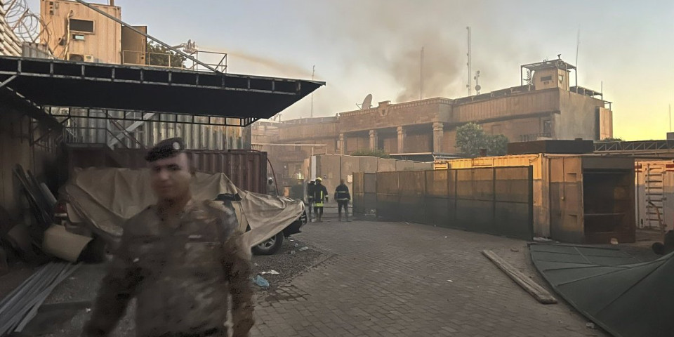 Lansirane rakete ka američkoj ambasadi u Bagdadu! Odjekuju eksplozije, upaljene sirene (VIDEO)