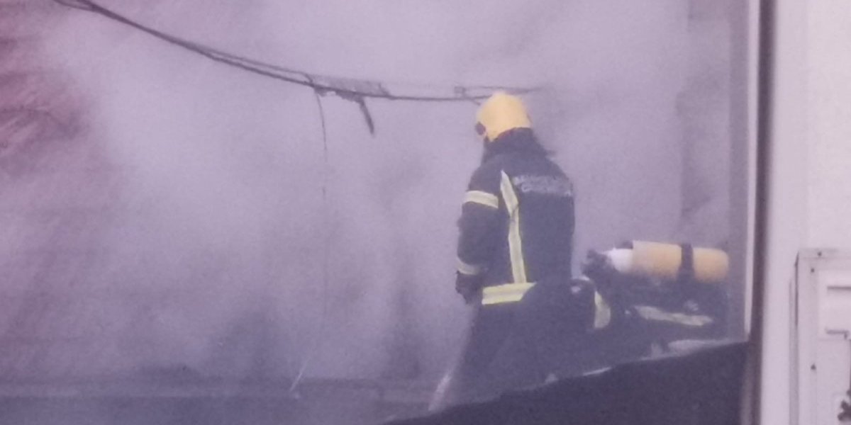 Požar u Novom Sadu: Izgorele barake, dim kuljao na sve strane po naselju