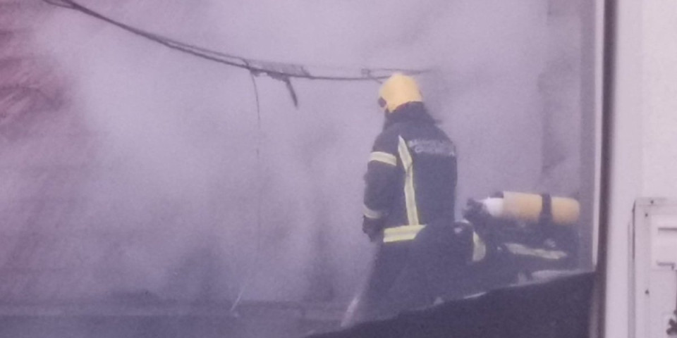 Hitna evakuacija radnika: Bukti požar u Čačku