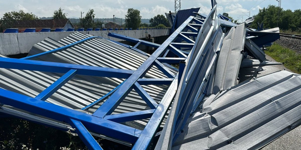 Počelo je da krši i lomi! Preteška konstrukcija stadiona se srušila tokom oluje kod Čačka: Kao da je apokalipsa! (FOTO)