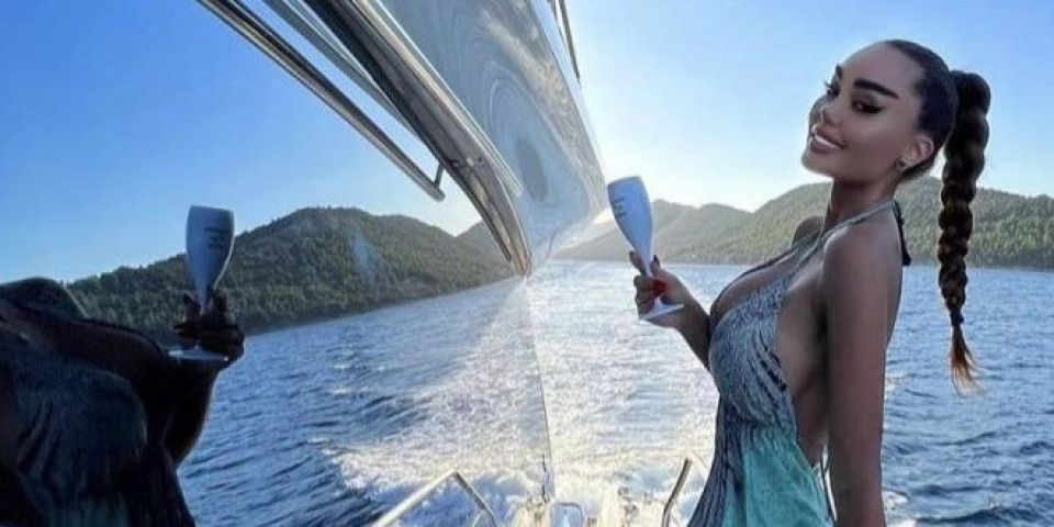 Ana Korać pokazala brutalnu jahtu! Starleta uživa sa mužem i sinom na plovilu, sve puca od luksuza (VIDEO)