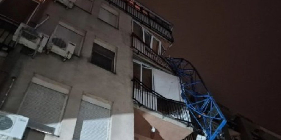 Pala dva krana u Novom Sadu, jedan na zgradu! Nezapamćeno nevreme, oluja "čisti" sve pred sobom (VIDEO)