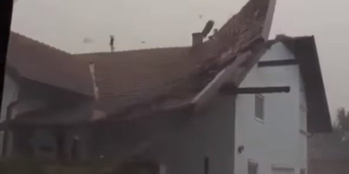 Snimak koji pokazuje svu moć superćelijske oluje: Vetar skida krov kao da je od papira (VIDEO)