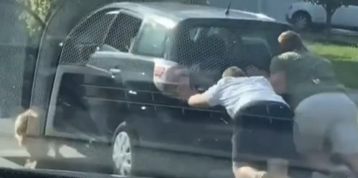 Divan je! Dok su momci gurali auto, pas je iskočio iz njega i ovako im pružio pomoć (VIDEO)