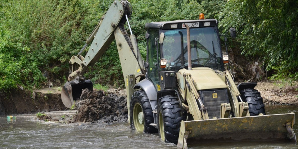 Protiv poplave na gotovs! Vojska Srbije pomaže u uređenju korita reke Topice