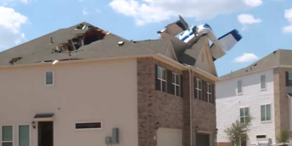 (VIDEO) Avion pao na kuću u Teksasu! Letelica sa troje ljudi udarila u krov!